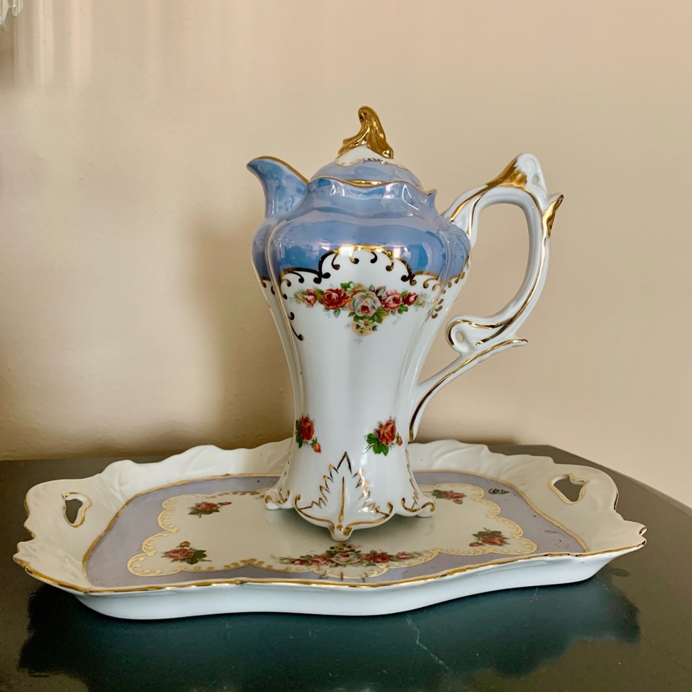 LN- Elegant Blue and Gold Porcelain 5 Piece Tea Set. A perfect decor piece. - Picture 15 of 16